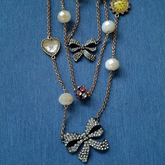 🎀🕰️Betsey Johnson 3-Strand Charm Necklace Clock & Bows - EPC🕰️🎀 - Picture 7 of 11